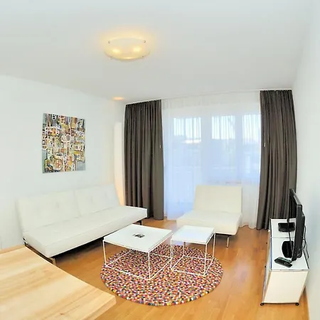 Cozy 1br Near With Balcony - Mill 422 公寓